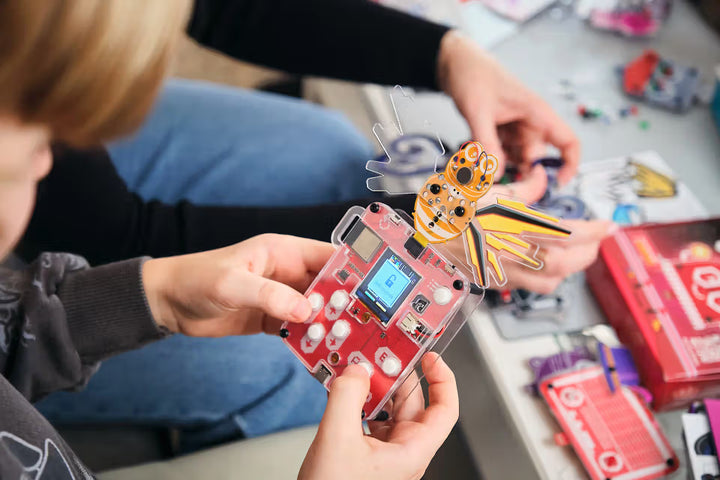 CircuitMess Wacky Robots - DIY Mini Robots: Mr. Bee