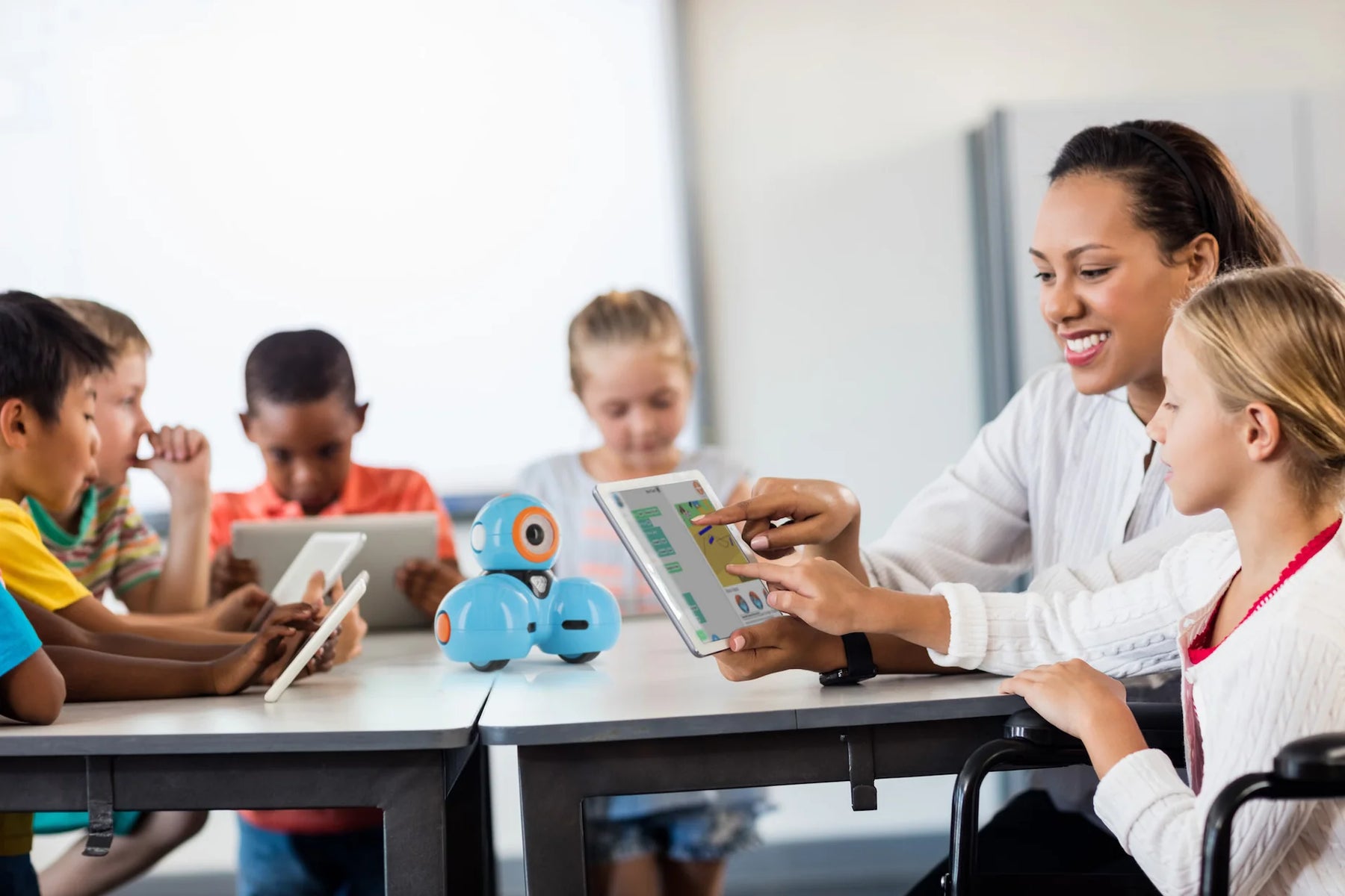  Wonder Workshop Dash – Coding Robot for Kids 6+ – Voice  Activated – Navigates Objects – 5 Free Programming STEM Apps – Creating  Confident Digital Citizens , Blue : Toys & Games
